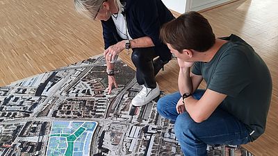 Zwei Personen sehen sich einen Plan an