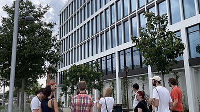 Gruppe steht gemeinsam vor dem CKV Gebäude in der Muthgasse 