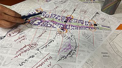 Jemand zeichnet Kommentare und Hinweise auf einer Karte des Nordwestbahnhofs ein.